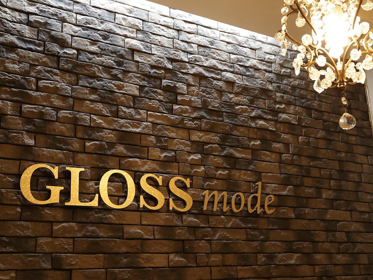 GLOSS mode ロゴ壁